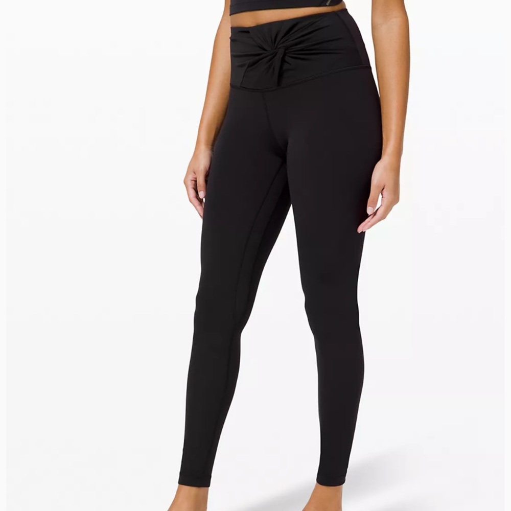 Align High Rise Twist Waist 23” Leggings in Black